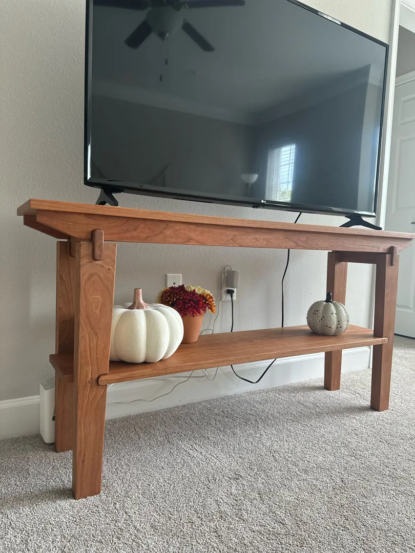 Cherry end table's tabletop grain close-up